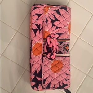 Vera Bradley Clutch nwot....never used